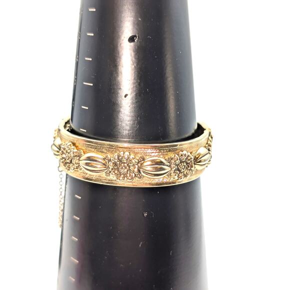 VTG Repousse Art Nouveau Raised Floral Design Gold Tone Bangle Bracelet Safety - Picture 4 of 5
